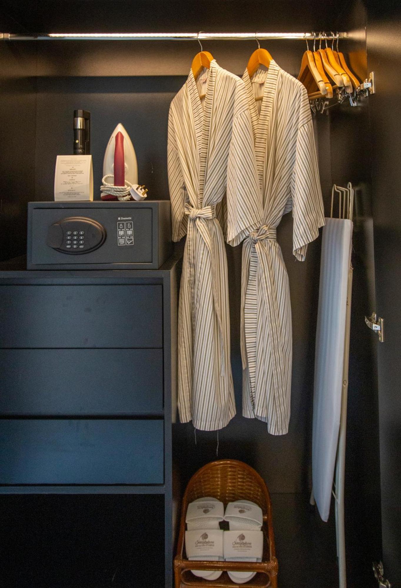 太平洋丝绸酒店 亞庇 外观 照片 A safe in a hotel room