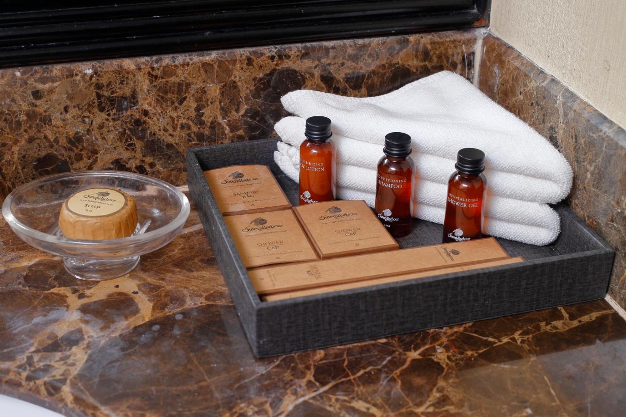 太平洋丝绸酒店 亞庇 外观 照片 A selection of toiletries in a hotel bathroom