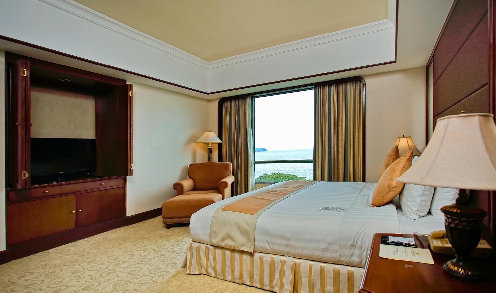 太平洋丝绸酒店 亞庇 外观 照片 A bedroom at the Shangri-La Hotel, Kuala Lumpur