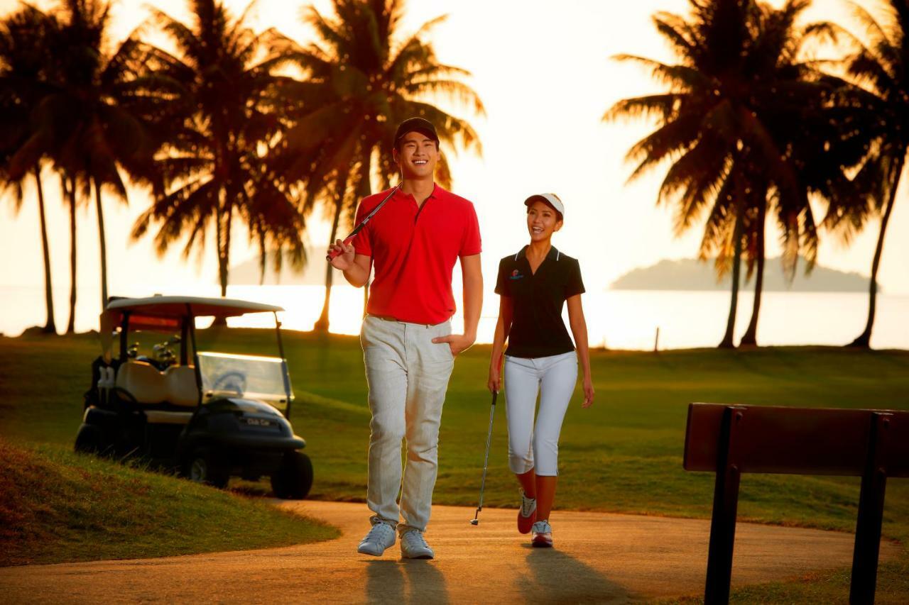 太平洋丝绸酒店 亞庇 外观 照片 Golfers at Hua Hin Golf Club