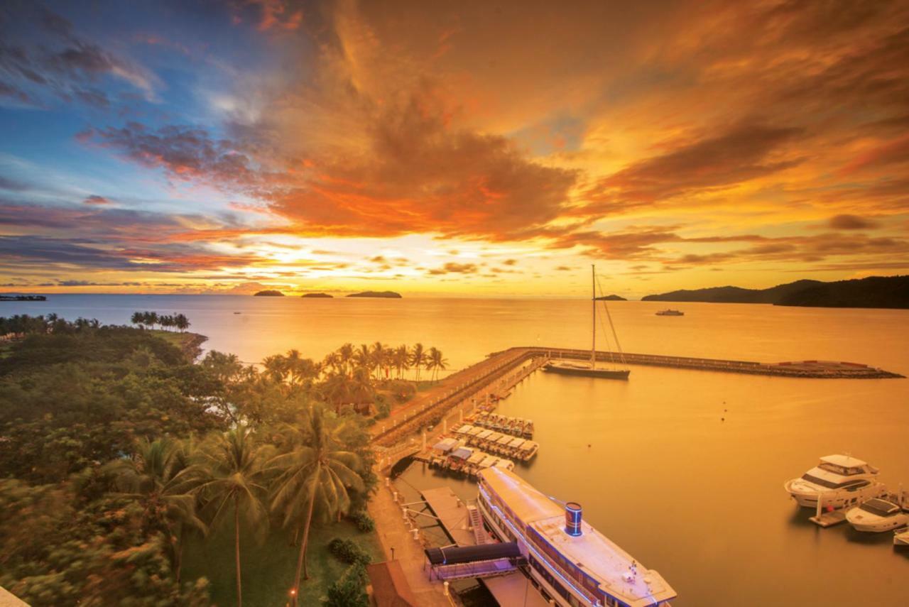 太平洋丝绸酒店 亞庇 外观 照片 Sunset at the Royal Phuket Yacht Club